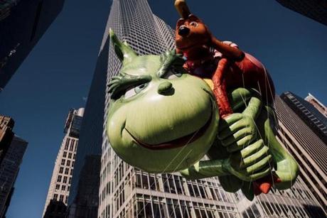 Dr. Seuss' Grinch balloon heads down Sixth Avenue during the 91st Annual Macy?s Thanksgiving Day Parade, in New York, Nov. 23, 2017. (Vincent Tullo/The New York Times) 
