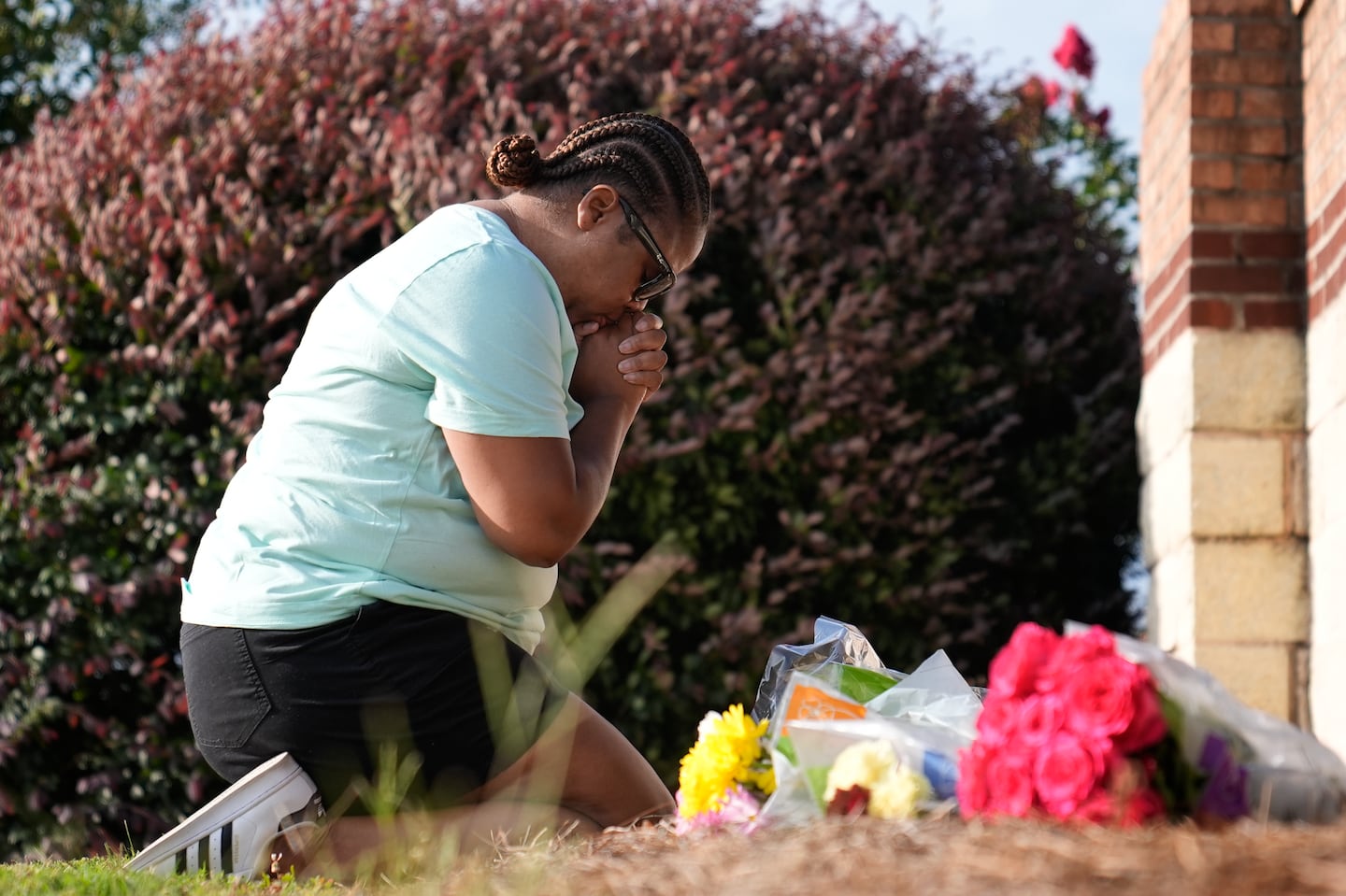 Linda Carter, of Grayson, Ga., placed flowers outside Apalachee High School on Thursday to mourn the students and teachers who were shot to death there a day earlier.