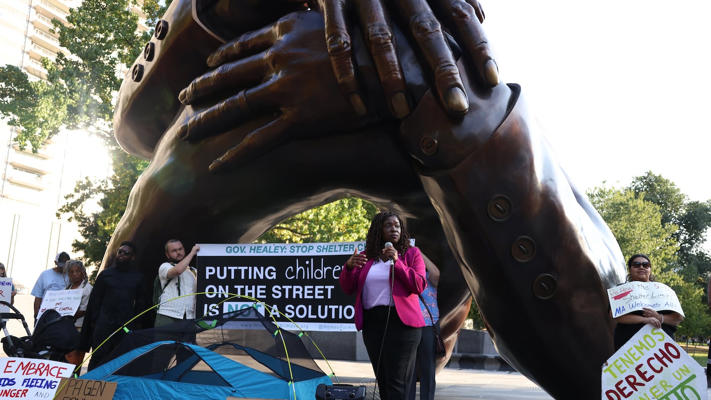 Demonstrators on Boston Common denounced Massachusetts’s five-day limit on overflow shelter stays for new migrants late Monday afternoon.