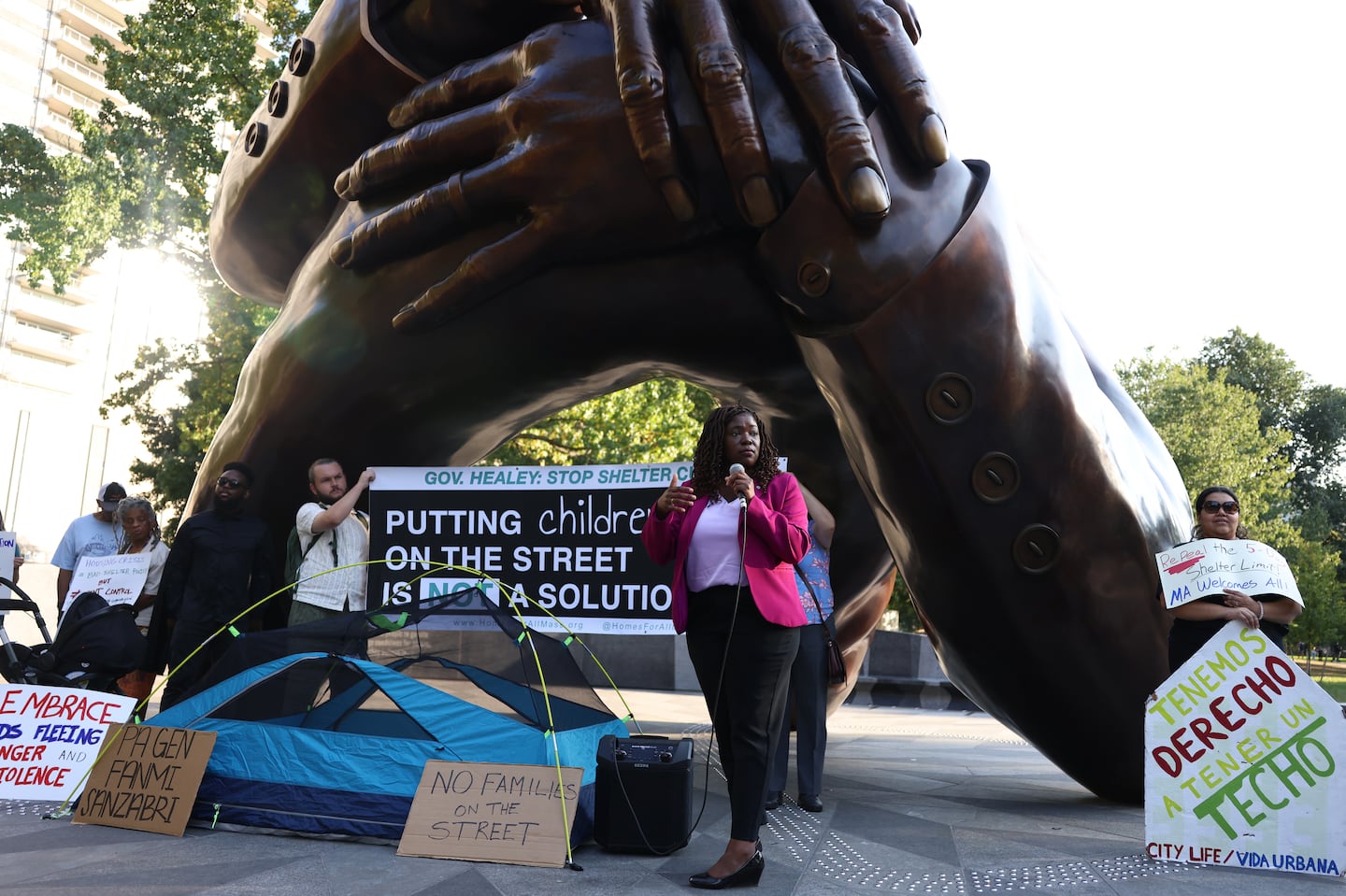 Demonstrators on Boston Common denounced Massachusetts’s five-day limit on overflow shelter stays for new migrants late Monday afternoon.