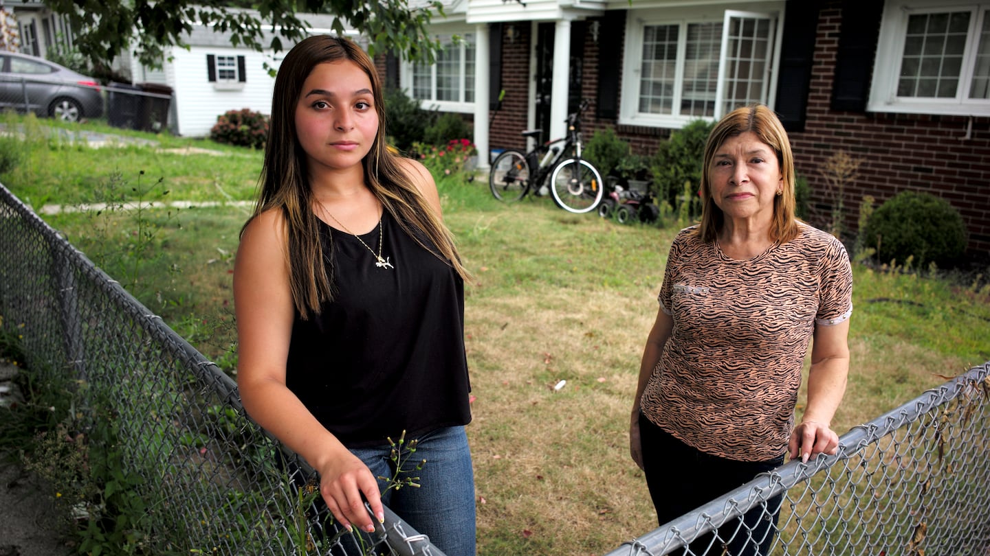 Xiomara Pérez (a la izquierda) con su abuela Elicenia Puerta en Everett.