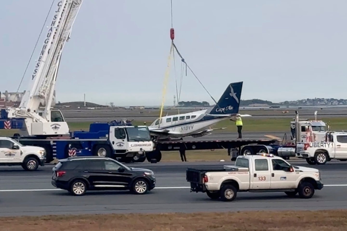 A Cape Air plane that landed at after having only one of its landing wheels deploy, was removed from Logan International Airport.