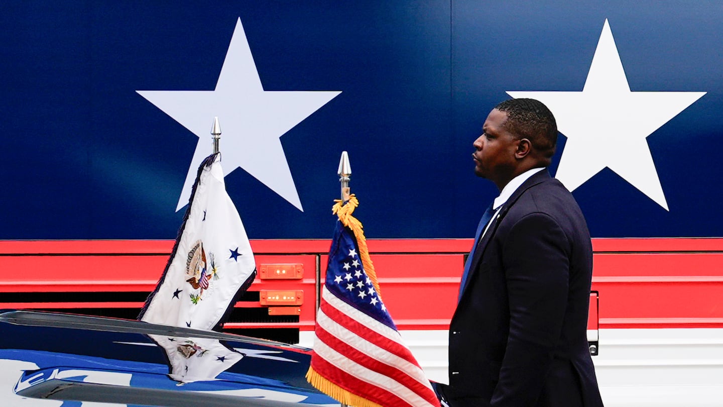 A US Secret Service agent stands watch outside a campaign bus for Democratic presidential nominee Vice President Kamala Harris and her running mate Minnesota Govenor Tim Walz, Aug. 18, 2024, in Rochester, Pa.