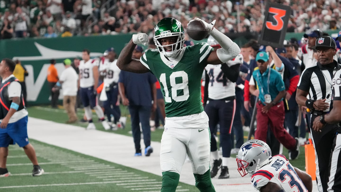 Mike Williams was one of eight Jets who had multiple receptions during the dismantling of the Patriots Thursday night.