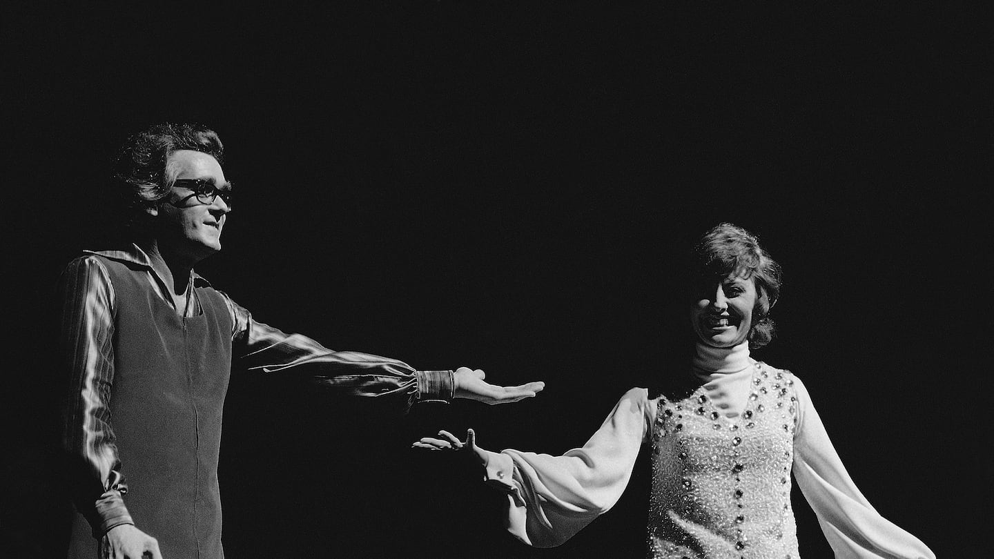 Ms. Valente was accompanied by Franco-Armenian musical composer and conductor Michel Legrand during their show in Paris in 1972.