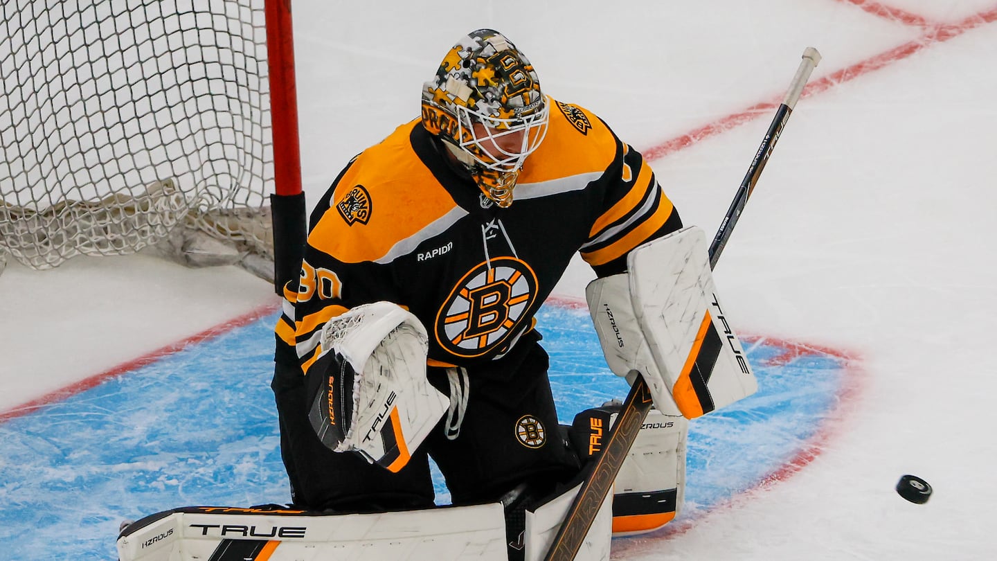 Brandon Bussi went the distance in net for the Bruins on Thursday night, stopping 28 shots.