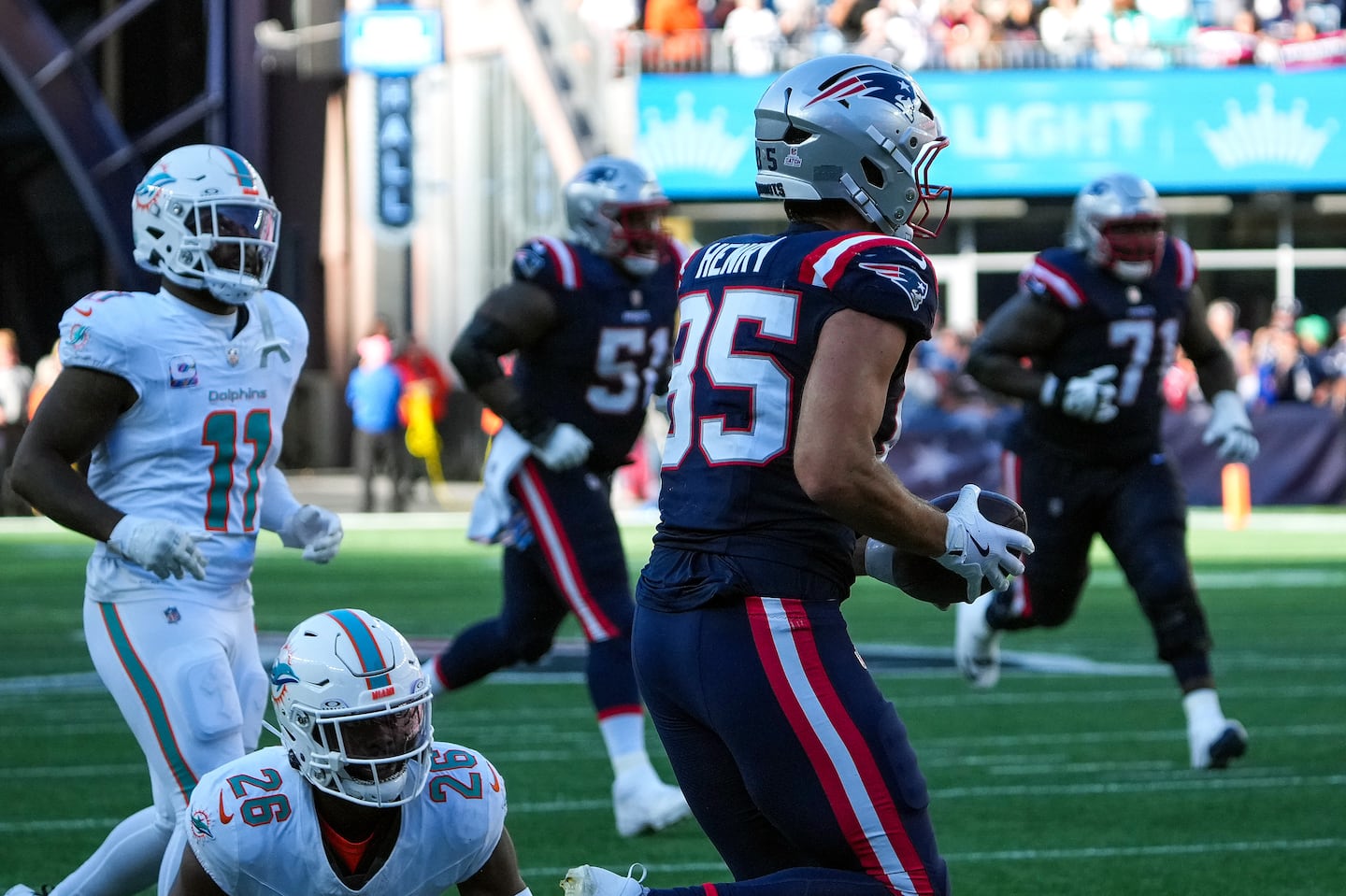 Hunter Henry couldn't get out of bounds on the final play of the game, marking the end for the Patriots.