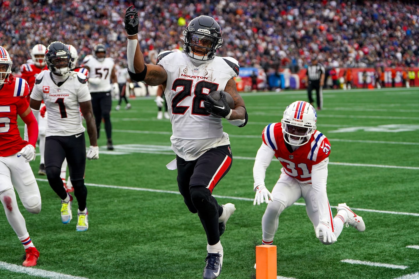 Texans running back Joe Mixon (28) ripped the Patriots defense for 102 yards on 13 carries, including this fourth-quarter touchdown.