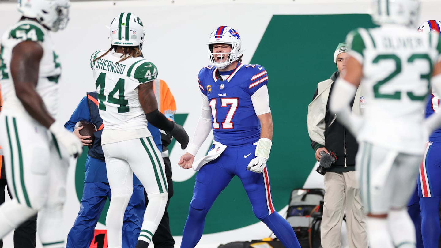 Josh Allen and the Bills hit halftime with a lead against the Jets at MetLife Stadium, despite another successful Aaron Rodgers Hail Mary.