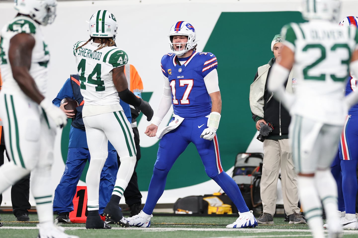 Josh Allen and the Bills hit halftime with a lead against the Jets at MetLife Stadium, despite another successful Aaron Rodgers Hail Mary.