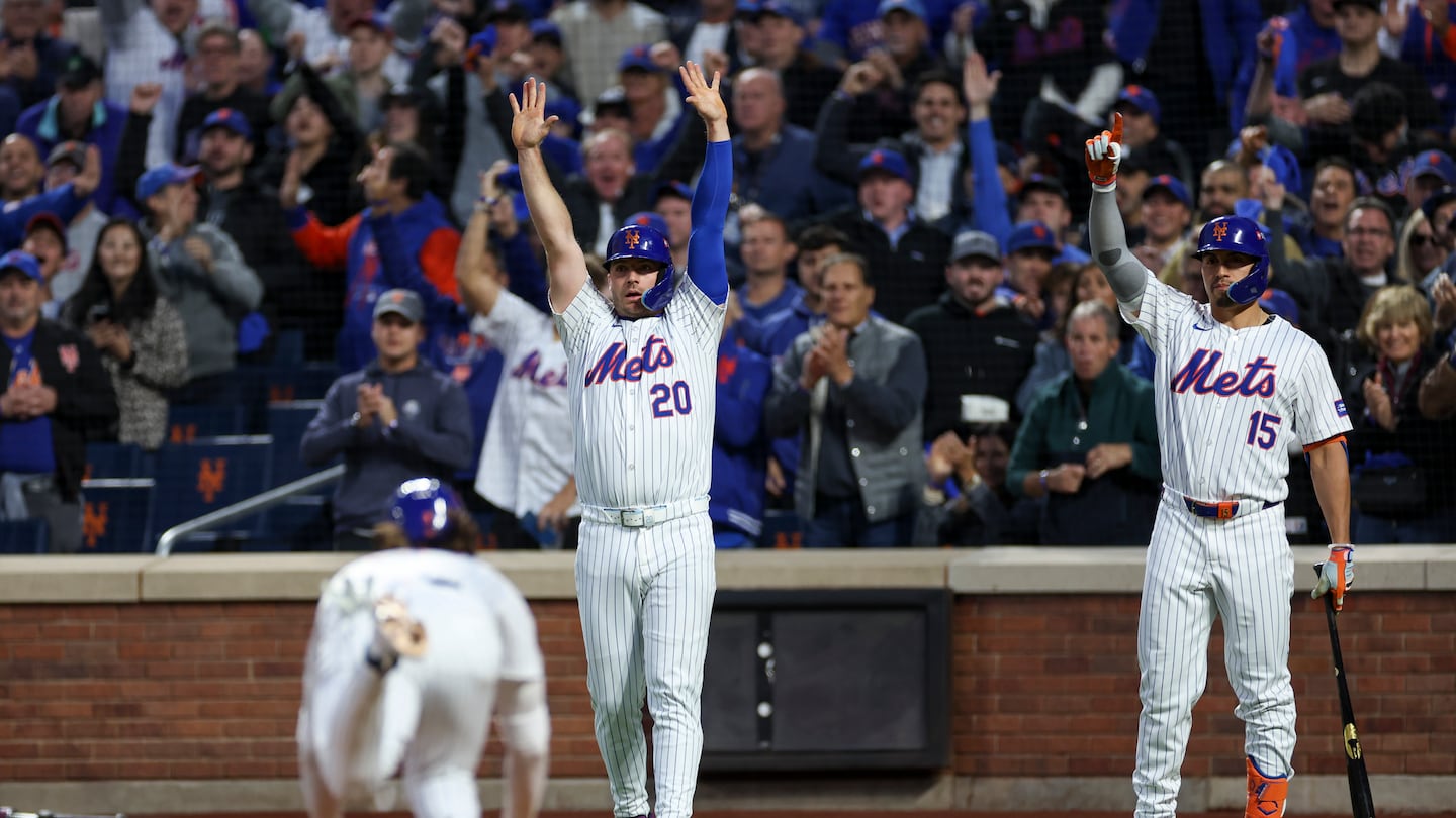 Pete Alonso (left) and Tyrone Taylor (right) celebrate Jesse Winker's third-inning run.