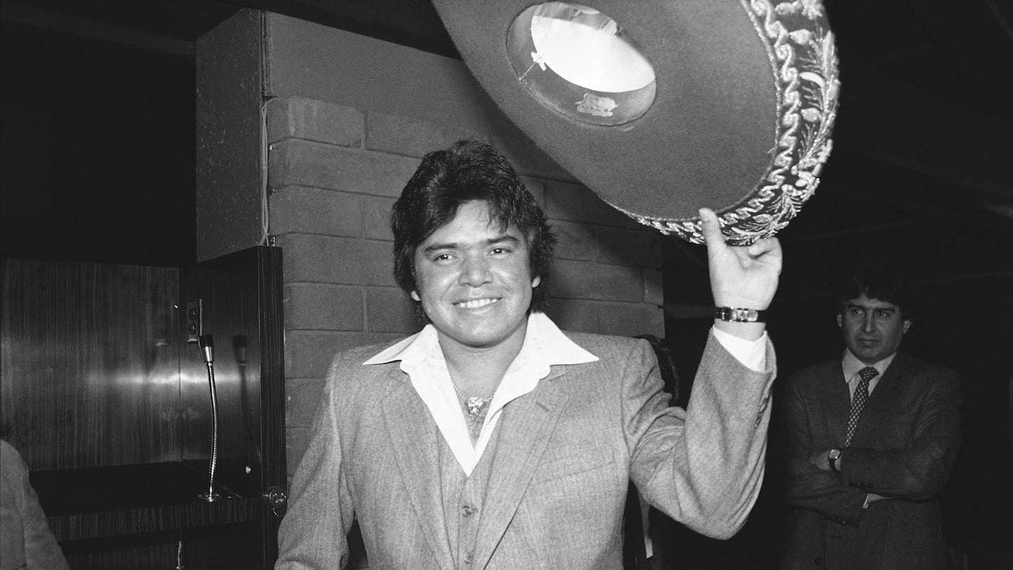 El lanzador de los Dodgers de Los Ángeles Fernando Valenzuela se quita el sombrero en una rueda de prensa tras ser nombrado Novato del Año de la Liga Nacional, el 2 de diciembre de 1981, en Los Ángeles.