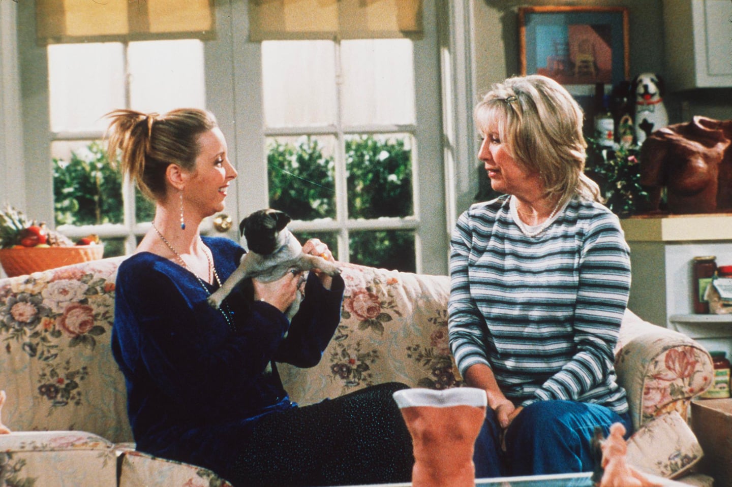 Lisa Kudrow, left, and Teri Garr in a 1997 “Friends” episode.