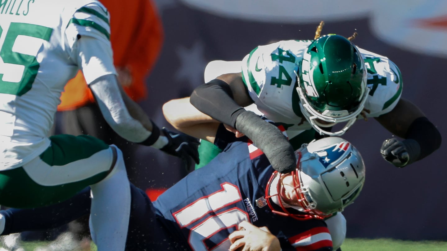 Patriots quarterback Drake Maye left Sunday's game against the Jets with a concussion after being hit by Jamien Sherwood (No, 44) in the first quarter.