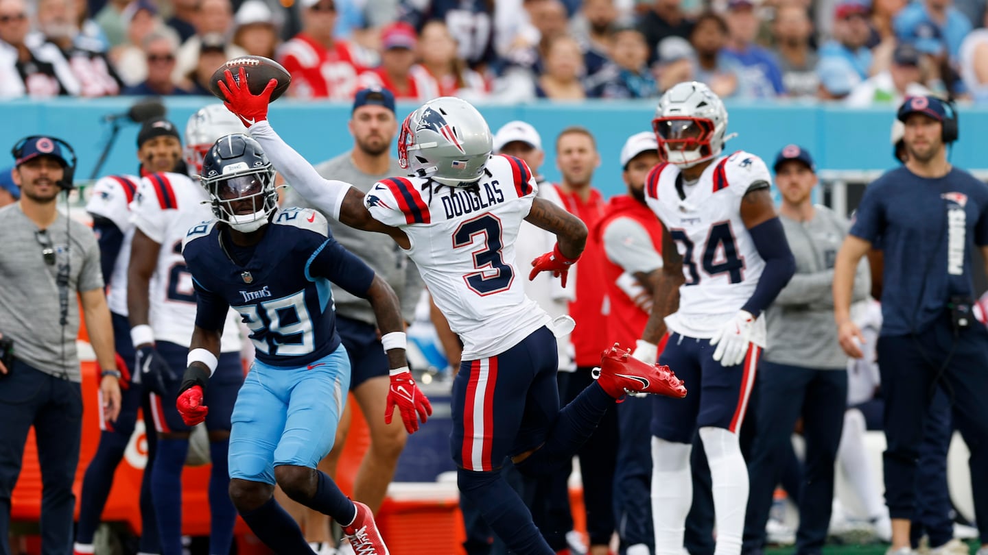 Patriots wide receiver DeMario Douglas pulled in a one-handed catch during last Sunday's loss to the Titans.