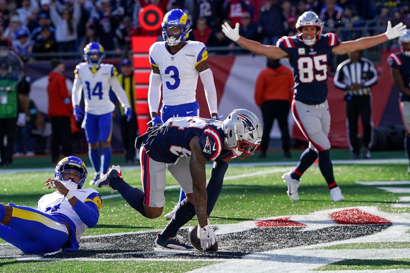 Kendrick Bourne catches a touchdown pass in the first quarter of a loss to the Rams.