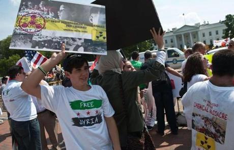 People also demonstrated in favor of a US-led strike on Syria in front of the White House Saturday. 
