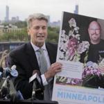 Mayor R.T. Rybak of Minneapolis displayed an ad during his visit to a Chicago neighborhood,