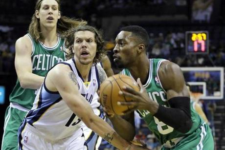 Jeff Green moved the ball in front of the Grizzlies' Mike Miller and the Celtics' Kelly Olynyk.
