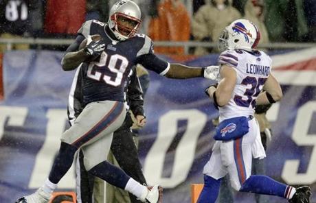 LeGarrette Blount beat Jim Leonhard and scored the Patriots' first touchdown of the game.
