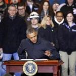 President Obama signed an executive order Wednesday mandating US contractors raise their minimum wage to $10.10. 