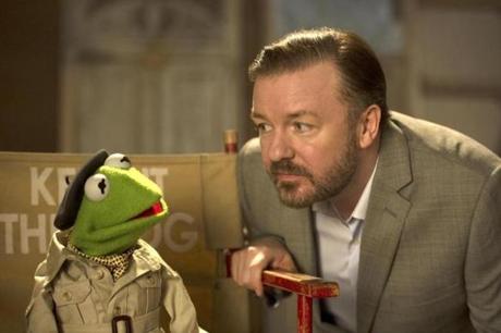 Kermit the Frog and Ricky Gervais in “Muppets Most Wanted.”
