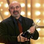 British actor Bob Hoskins spoke as he held his Donostia Award, which he received in recognition of his lifetime achievement at the San Sebastian International Film Festival in September 2002. 