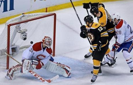 Jarome Iginla scored for the Bruins late in the second period.
