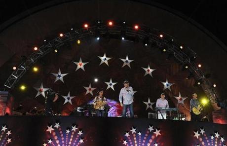 The Beach Boys joined the Boston Pops on stage.
