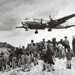 A US Air Force C-54 Skymaster bringing supplies to blockaded Berliners in 1948 approaches Berlin?s Templehof Air Base.