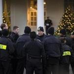 Members of the Secret Service?s uniformed division conferred Thursday near the West Wing of the White House.