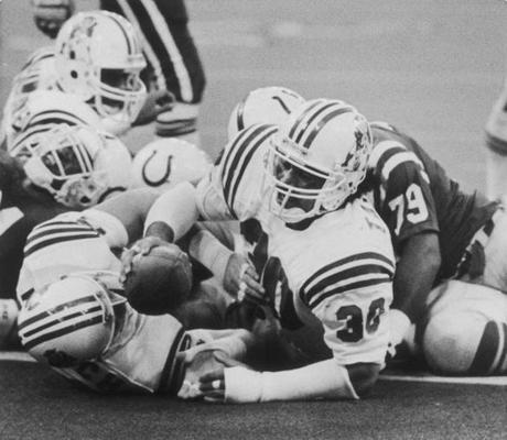 Mosi Tatupu scored on a short run up the middle for the Patriots in a photo from Nov. 9, 1986. 
