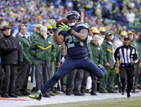 Seattle Seahawks' Marshawn Lynch makes a catch against the Green Bay Packers during the second half of the NFL football NFC Championship game Sunday, Jan. 18, 2015, in Seattle. (AP Photo/Elaine Thompson) 
