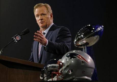 NFL Commissioner Roger Goodell speaks during a news conference ahead of Super Bowl XLIX in Phoenix, Arizona January 30, 2015. REUTERS/Brian Snyder (UNITED STATES - Tags: SPORT FOOTBALL)
