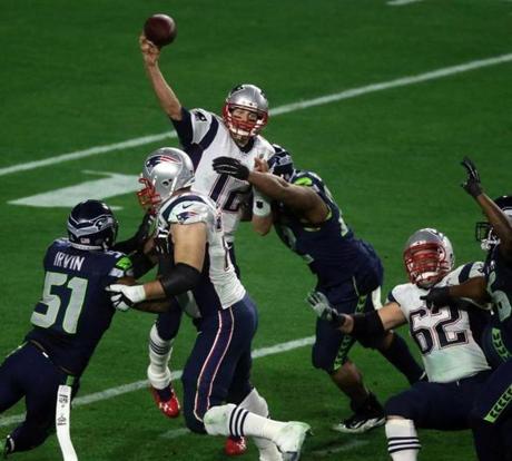 Glendale, AZ - 2-1-15 - Super Bowl XLIX - NE Patriots - Seattle Seahawks - Patriot quarterback Tom Brady throws under pressure in the 3rd quarter. (Stan Grossfeld / Globe staff)
