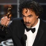  With actors Michael Keaton, Naomi Watts, and Emma Stone, ?Birdman? director Alejandro G. Iñárritu accepts the best picture Oscar.