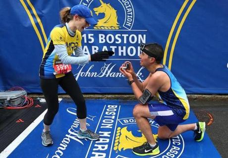 Daniel Koh proposed to his Amy Sennett on the finish line. 
