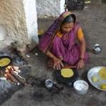 Shekawwa Kategeri making fenugreek rotis, tortilla-like rounds, in Yadahalli, India. 