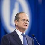 Harvard law professor Larry Lessig, who had been running for the Democratic nomination for president, said he was ending his campaign.