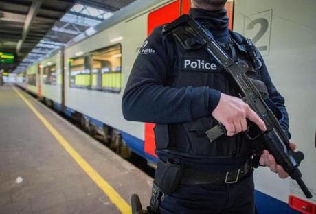 epa05035919 An armed Belgian police officer patrols at Midi train station in Brussels, Belgium, 21 November 2015. The Belgian government said it had concrete evidence of a planned terrorist attack that would have employed weapons and explosives. The revelation came after officials shut down the underground railway system in Brussels and raised the city's terrorism threat to the maximum of level 4. Many of the participants in the November 13 Paris terrorist attacks had ties to the Belgian capital. EPA/STEPHANIE LECOCQ
