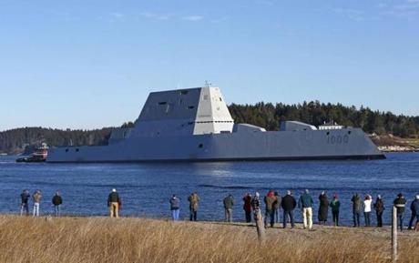 The US Navy?s first Zumwalt-class destroyer left the Kennebec River, passing a crowd of spectators near Fort Popham on Monday.
