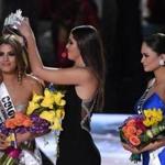 Miss Universe 2014 Paulina Vega (center) removes the crown from Miss Colombia 2015, Ariadna Gutierrez Arevalo (left) to give it to Miss Philippines 2015, Pia Alonzo Wurtzbach (right).