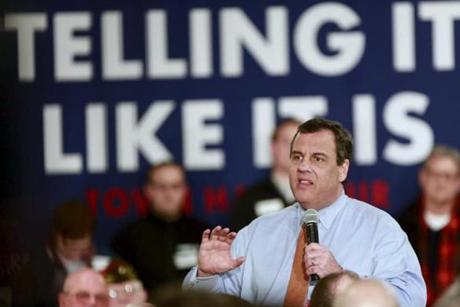U.S. Republican presidential candidate and New Jersey Governor Chris Christie speaks at a campaign town hall meeting in Merrimack, New Hampshire, January 3, 2016. REUTERS/Katherine Taylor
