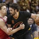 Cleveland Cavaliers' Kevin Love, right, drives past Chicago Bulls' Mike Dunleavy in the first half of an NBA basketball game Thursday, Feb. 18, 2016, in Cleveland. (AP Photo/Tony Dejak)