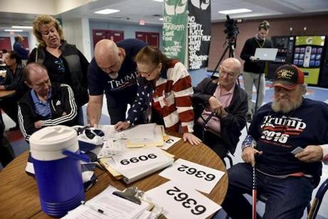 Voters sign in to cast their ballots during the Nevada Republican presidential caucus at Western High School in Las Vegas, Nevada February 23, 2016. REUTERS/

