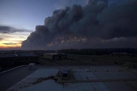 epa05291539 A handout picture made available by the Government of Alberta, Canada, on 06 May 2016 shows a massive plume of smoke from a wildfire stretching over north of Fort McMurray, Alberta, Canada, 05 May 2016. A state of emergency exists in the Regional Municipality of Wood Buffalo as a result of wildfires. Canadian authorities have extended an evacuation order in the western province of Alberta in response to the spread of a wildfire that has already forced more than 90,000 people to flee their homes. Alberta provincial authorities estimated that at least some 1,600 buildings in the city have been consumed by the flames, which have not caused any deaths or injuries so far. EPA/CHRIS SCHWARZ/GOVERNMENT OF ALBERTA HANDOUT EDITORIAL USE ONLY/NO SALES
