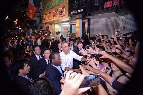 epa05325348 US President Barack Obama (C) shakes hands with local residents as he leaves a restaurant which serves bun cha - a traditional Vietnamese dish of noodle and grilled pork - at a street in Hanoi, Vietnam, 23 May 2016. US President Barack Obama visits Vietnam for the first time from 23 to 25 May 2016, making him the third US President to visit the South East Asian country since the end of the Vietnam War in 1975. EPA/STR

