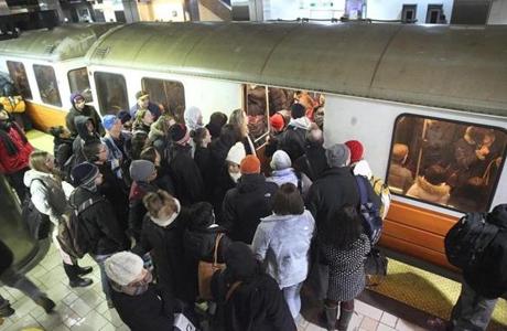 Boston, MA 021115 Commuters board an inbound train on the orange line at North Station in Boston, Wednesday, February 11 2015. (Wendy Maeda/Globe Staff) section: Metro slug: 12snowcommute reporter: 
