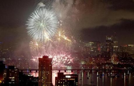Boston MA 7/4/15 The fireworks explode over the Charles River and Esplanade from the roof of Boston University at 33 Harry Agganis Way on Friday July 4, 2015. (Matthew J. Lee/Globe staff) Topic: 05esplanadepic Reporter: 

