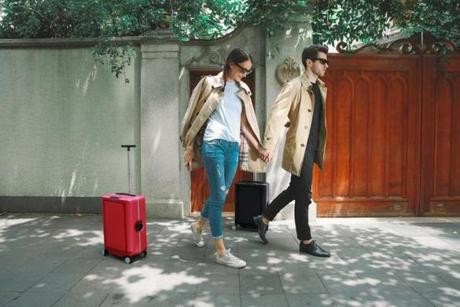 The hands-free Cowarobot R1 suitcase knows where to follow you thanks to a bracelet 
that you wear.
